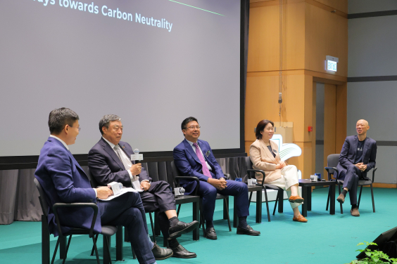 (From second left) Dr. Weihua MA, Chairman of China Entrepreneur Club, Chairman of National fund for Technology Transfer and Commercialization and Former Executive Director, President and CEO of China Merchants Bank; Dr. Mingchun SUN, Vice Chairman of Chinese Financial Association of Hong Kong; Ms. Xiaoshu WANG, Head of APAC ESG & Climate Research of MSCI; and Mr. Kam-sing WONG, GBS, JP, Former Secretary for the Environment of HKSAR and Distinguished Department of Architecture Fellow of The University of Hong Kong, participate in the panel discussion titled “Pathways towards Carbon Neutrality”, moderated by Professor Guojun HE (first left), Director of HKU Jockey Club Enterprise Sustainability Global Research Institute. 
 